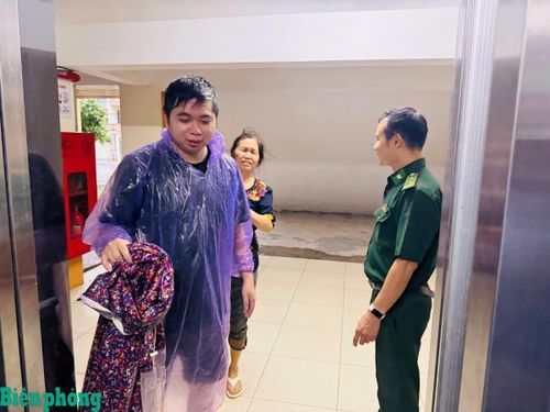Cán bộ, chiến sĩ Đồn Biên phòng cửa khẩu cảng Hòn Gai hỗ trợ người dân trong thời gian tránh trú. Ảnh: Hoàng Hà