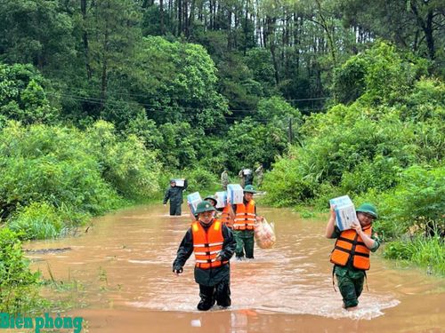 Cán bộ, chiến sĩ Bộ đội Biên phòng tỉnh Lạng Sơn vận chuyển lương thực, nhu yếu phẩm hỗ trợ người dân vùng bị ảnh hưởng bởi bão số 4. Ảnh: CTV