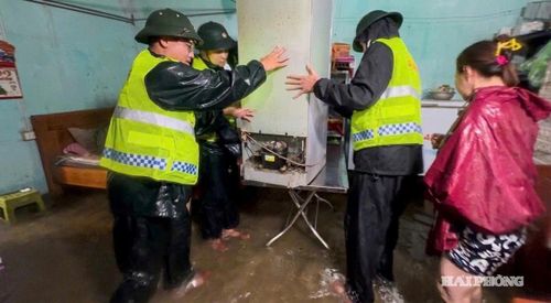 Cán bộ, chiến sĩ Đồn Biên phòng Cát Bà, Bộ đội Biên phòng thành phố Hải Phòng hỗ trợ người dân di chuyển tài sản ra khỏi vị trí bị ngập. Ảnh: baohaiphong.vn