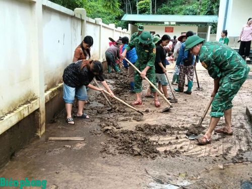 Cán bộ, chiến sĩ Đồn Biên phòng Tam Chung cùng các lực lượng trên địa bàn dọn dẹp đất cát, vệ sinh điểm trường Mầm non bản Suối Phái để chuẩn bị đón trẻ đến trường dịp năm học mới 2026-2027. Ảnh: Đơn vị cung cấp