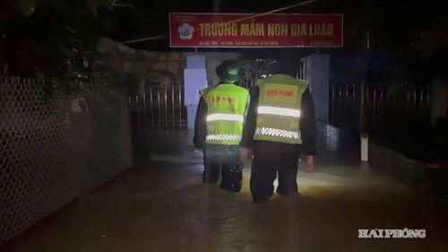 Cán bộ, chiến sĩ Bộ đội Biên phòng thành phố Hải Phòng kiểm tra các vị trí xung yếu, hỗ trợ nhân dân đến nơi an toàn. Ảnh: baohaiphong.vn