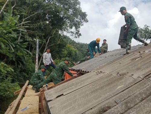 Từ những việc làm thiết thực, người lính Biên phòng góp phần gieo thêm niềm tin và tạo động lực để người dân vùng biên vươn lên. Ảnh: ĐBBP Lào Cai.