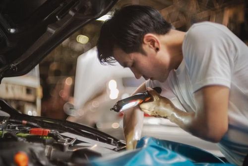 Kiểm tra dầu xe kỹ lưỡng giúp phát hiện sớm dấu hiệu dầu biến chất, bảo vệ động cơ hiệu quả hơn. Ảnh: SlashGear