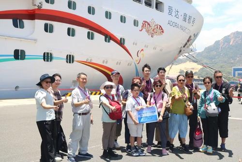 Du khách chụp ảnh lưu niệm sau khi xuống tàu. Ảnh: Sở VHTTDL.