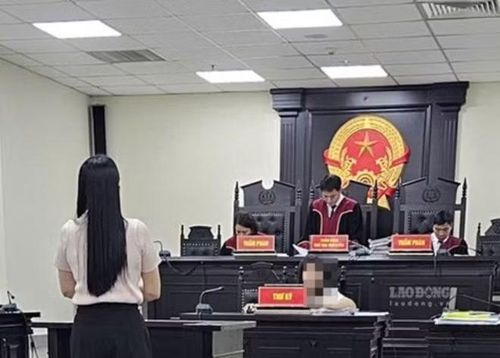 Bị cáo Nguyễn Thị Hằng bị xác định tham ô tài sản 4 triệu đồng. Ảnh: Hoàng Huy