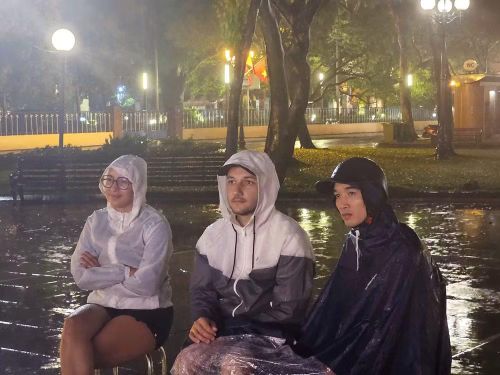 Người dân và khách quốc tế đội mưa xem chương trình. Ảnh: Sở VHTT&DL Hà Nội