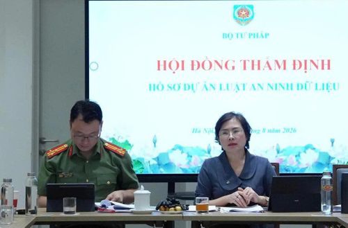 Cục trưởng Cục Pháp luật hình sự - hành chính và Quản lý xử lý vi phạm hành chính Nguyễn Thị Hạnh chủ trì Hội đồng thẩm định.