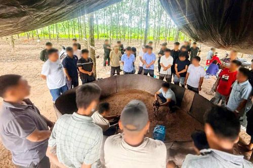 Khu vực tổ chức đá gà nằm tách biệt khu dân cư, chỉ có một tuyến đường độc đạo dẫn vào.