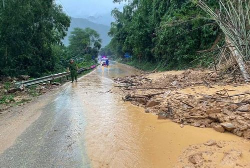 Thượng tá Hà Văn Phú - Trưởng Công an xã Trung Hạ - cho biết đối với các hộ dân ở bản Trung Xuân, đến nay 100% số hộ đã được di chuyển đến khu tái định cư mới. Cùng với công tác di dời, công an xã đã phân công cán bộ, chiến sĩ xuống các bản có sông Lò chảy qua để tuyên truyền, nhắc nhở người dân nâng cao cảnh giác, không xuống sông vớt củi, nhất là trong thời điểm mưa lớn, nước sông dâng cao, dòng chảy mạnh, tiềm ẩn nguy cơ mất an toàn.
