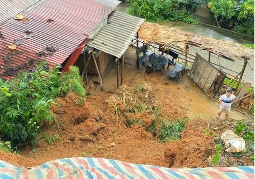 Phó Chủ tịch UBND xã Cổ Lũng Hà Khắc Diệp đã trực tiếp kiểm tra và yêu cầu các bộ phận chuyên môn, lực lượng chức năng và các thôn thường xuyên theo dõi diễn biến thời tiết, tăng cường kiểm tra những khu vực có nguy cơ cao, kịp thời cắm biển cảnh báo, căng dây khoanh vùng, không để người dân đi vào khu vực nguy hiểm.