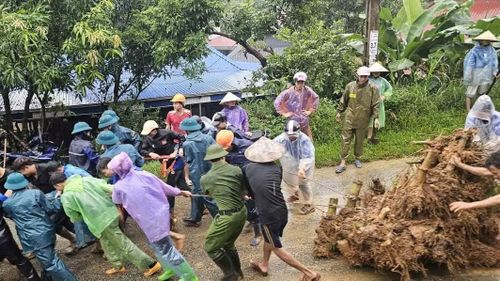 Lãnh đạo địa phương cũng yêu cầu di dời các hộ dân có nguy cơ mất an toàn. Các lực lượng ứng trực, chuẩn bị đầy đủ nhân lực, phương tiện và vật tư theo phương châm “bốn tại chỗ”, chủ động sơ tán người dân khi cần thiết. Trong ảnh, lực lượng công an, dân quân tự vệ cùng người dân khắc phục các vị trí sạt lở ở nhà dân.