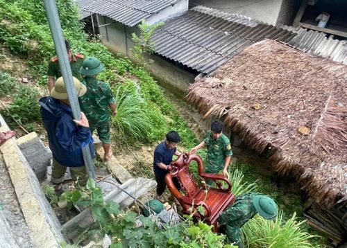 Thiếu tá Mai Viết Nhân - Chính trị viên Đồn Biên phòng Yên Khương cho biết đơn vị đã cử 12 cán bộ, chiến sĩ phối hợp với cấp ủy, chính quyền địa phương và các lực lượng công an, quân sự tổ chức sơ tán người, di dời tài sản hộ dân có nguy cơ sạt lở đến các vị trí an toàn. "Hiện mưa rất to, các lực lượng vẫn bám nắm địa bàn, bố trí quân số tại nhiều vị trí để tập trung hỗ trợ địa phương ứng phó các tình huống xảy ra", thiếu tá Nhân thông tin.