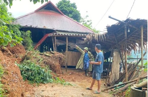 Tại xã Cổ Lũng, mưa lớn cũng gây ra sạt lở ở một số vị trí, nguy cơ mất an toàn cho người dân và tài sản.
