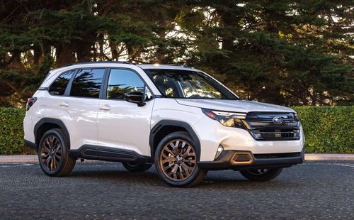 Subaru Forester thế hệ thứ 6 cũng đang được bán tại Việt Nam, giá từ 1,3 tỷ đồng.