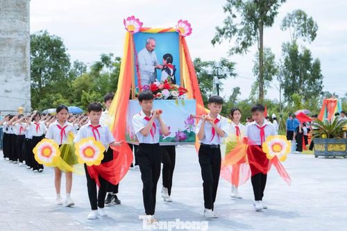 Để có đội hình đồng đều, đẹp mắt, các em đã trải qua hơn một tháng tập luyện. Các động tác như bước đều, quay phải, quay trái, giữ khoảng cách hay di chuyển theo đội hình được các em tập luyện nhiều lần.