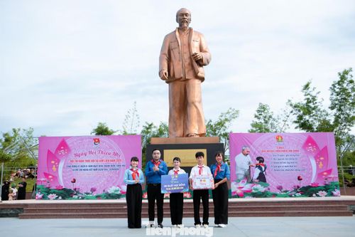 Dịp này, Tỉnh Đoàn Nghệ An đã trao tặng 20 suất học bổng, tổng trị giá 20 triệu đồng dành tặng các em thiếu nhi có hoàn cảnh khó khăn trên địa bàn xã, góp phần động viên, tiếp thêm niềm tin và nghị lực để các em vươn lên trong học tập.