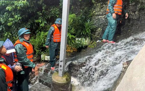 Lực lượng chức năng tổ chức kiểm tra, khơi thông dòng nước từ núi chảy xuống khu dân cư ở phường Đồ Sơn.