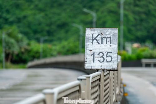  Ghi nhận của PV Tiền Phong, điểm ngập nằm tại Km 135, QL18 nằm cuối dốc Đèo Bụt, đây là khu vực trũng nhất trên tuyến đi qua phường Quang Hanh, nước từ trên núi cùng với tuyến thoát nước dọc quốc lộ 18 đổ dồn hết về đây. Trước đây, khu vực này nằm ở ranh giới giữa hai thành phố Hạ Long và Cẩm Phả giờ là ranh giới giữa hai phường Hà Tu và Quang Hanh. 