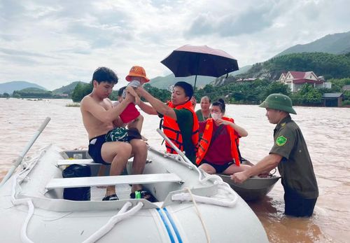 Công an xã Bắc Lũng kịp thời hỗ trợ gia đình đưa cháu bé 2 tuổi bị sốt cao đi cấp cứu.
