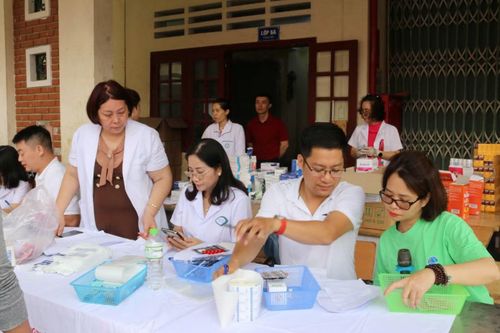 Khu vực cấp phát thuốc và hỗ trợ người dân trong chương trình.