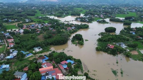 Mưa lũ đã gây thiệt hại về tài sản, hoa màu, chia cắt giao thông, ảnh hưởng đến đời sống, sinh hoạt của nhân dân. Theo ông Trần Chí Dũng - Phó Chủ tịch UBND phường Linh Sơn (tỉnh Thái Nguyên), mưa lũ đã gây ngập úng khoảng trên 140 ha lúa, trên 50 ha hoa màu, hàng chục hộ nước đã vào nhà sâu từ 0,5-1,3 m. Nhiều tuyến đường liên tổ dân phố nước ngập sâu gây chia cắt, cô lập.