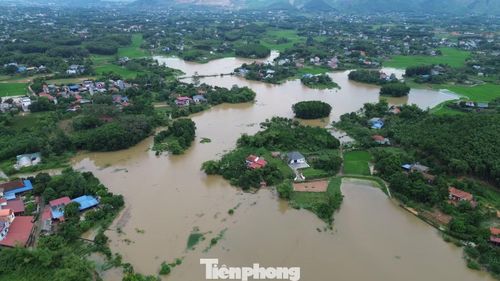 Những ngày qua, mưa lớn kéo dài, lũ trên sông Cầu diễn biến phức tạp gây ngập lụt vùng trũng thấp, ven sông. Lúc 13h ngày 24/8, mực nước sông Cầu tại trạm Gia Bẩy đạt 26,52 m, cao hơn báo động 2 là 0,52 m và có dấu hiệu chững lại.