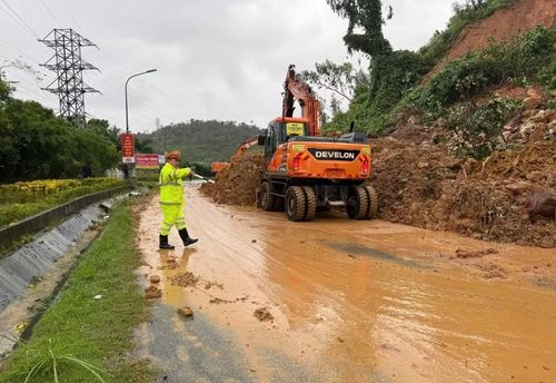 Đội CSGT đường bộ số 2 chủ động triển khai các biện pháp ứng phó với mưa lớn kéo dài.