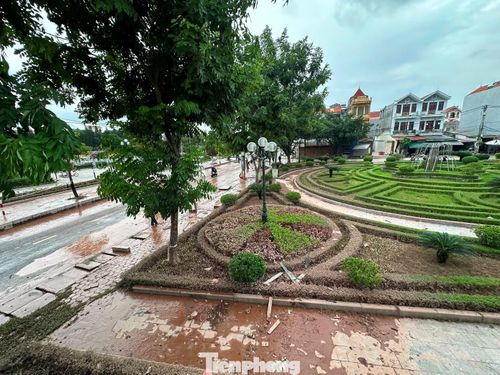 Khu vực khuôn viên ven sông phía phố Nguyễn Trường Tộ cũng bị nước ngập một phần.