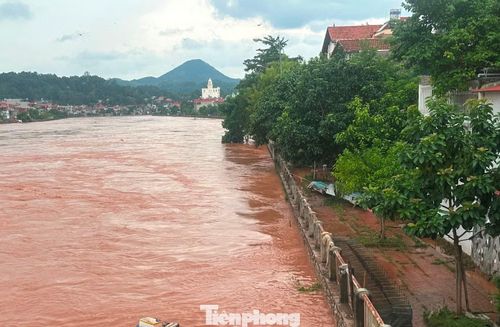 Đoạn sông qua khu vực phố Muối hôm qua nước ngập bờ, chiều nay nước đã rút.