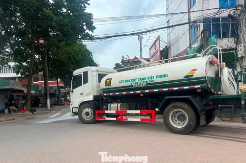 Xe môi trường tiến hành rửa đường sau khi được thu dọn rác và các đồ vật cứng.