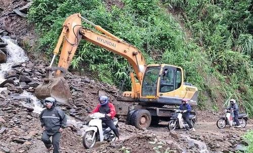 Mưa lớn khiến nhiều tuyến đường trên địa bàn xã Kim Bon sạt lở, gây ách tắc giao thông.