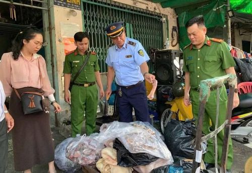 Đoàn kiểm tra tiến hành kiểm tra đột xuất một cơ sở tại phường Bến Cát, phát hiện 744 kg thịt heo, thịt cá và thịt vịt không rõ nguồn gốc, xuất xứ.
