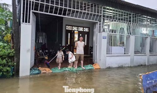 Một ố hộ dân phải dùng bao tải cát chắn trước nhà để cản nước vào bên trong.