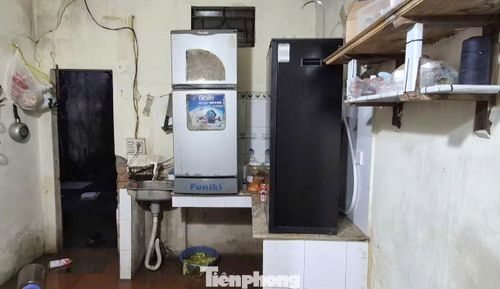 Người dân bì bõm lội nước và kê cao đồ đạc, tài sản trong nhà để tránh thiệt hại.
