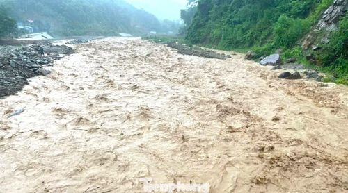 Nước lũ trên sông, suối ở xã Nhôn Mai cuồn cuộn chảy về.
