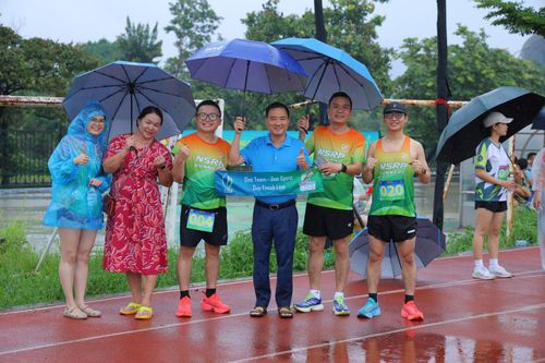 Phó Chủ tịch Công đoàn PETROVIETNAM Vũ Anh Tuấn cổ vũ cho các runner của Tập đoàn.