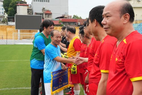 Hai đội bắt tay chào hỏi trước trận đấu.