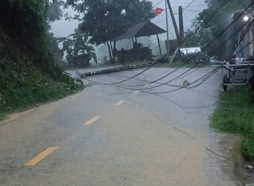 Cột điện gãy đổ do mưa lớn