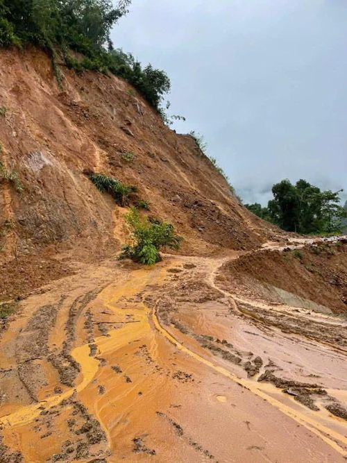 Đất, đá sạt xuống vùi lấp nhiều tuyến đường