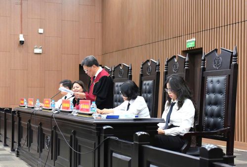 Hội đồng xét xử tuyên án với các bị cáo.