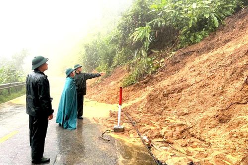 Khối lượng lớn đất đá từ taluy dương sạt xuống Quốc lộ 16, khiến giao thông bị chia cắt.