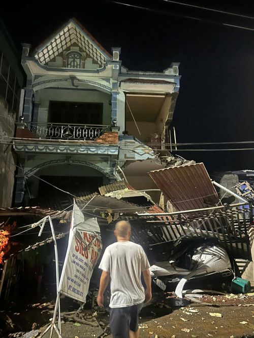 Nhà 2 tầng tại thôn Hợp Tiến, xã Chi Lăng bị hư hại nặng do đá cỡ lớn sạt lở. Ảnh: D.L