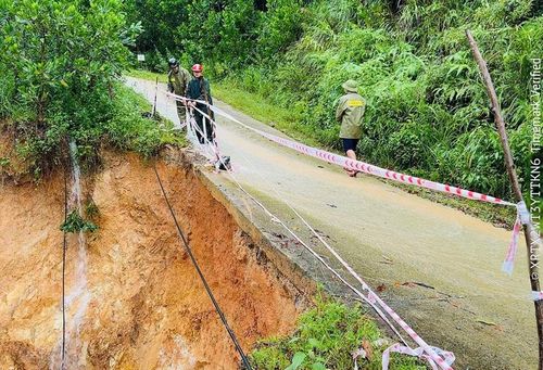 Đồn Biên phòng Bát Mọt đã phối hợp tuyên truyền, giăng dây cảnh báo.
