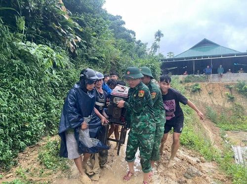 Đồn Biên phòng Yên Khương phối hợp sơ tán người dân, di dời tài sản đến nơi an toàn.