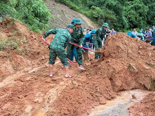 Đồn Biên phòng Trung Lý phối hợp với các lực lượng xử lý điểm sạt lở trên Quốc lộ 15C qua địa bàn xã Trung Lý.