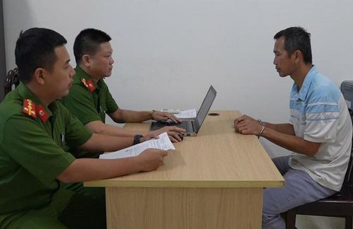 Công an lấy lời khai Nguyễn Văn Chung.