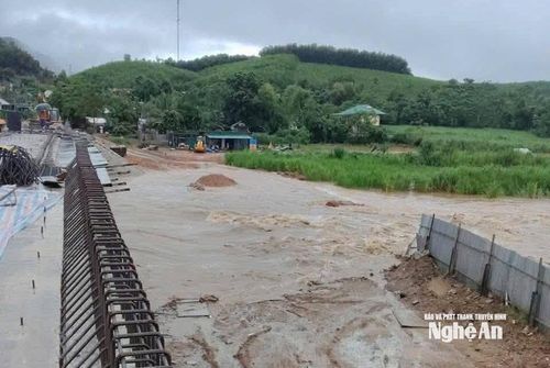 Người dân xã Thành Bình Thọ phải đi đường vòng do đường bị nước cuốn trôi. Ảnh: Q.A