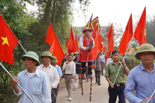 Sự phong phú của hệ thống di tích không chỉ được thể hiện qua những công trình hiện hữu mà còn được gìn giữ qua những câu chuyện về làng quê, các bậc tiền nhân, phong tục, tín ngưỡng được người dân trao truyền qua nhiều thế hệ.