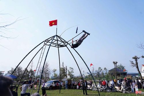 Lễ hội và các trò chơi dân gian góp phần gìn giữ, trao truyền những nét văn hóa đặc trưng của địa phương