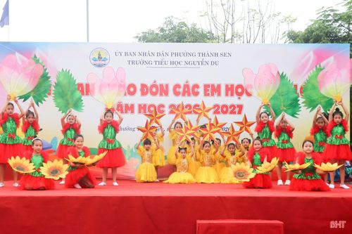 Tiết mục văn nghệ của Trường Tiểu học Nguyễn Du chào đón học sinh lớp 1.